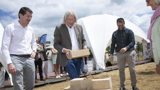 Pose de la 1ère pierre pour Carré Flore